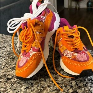 Woman sneakers